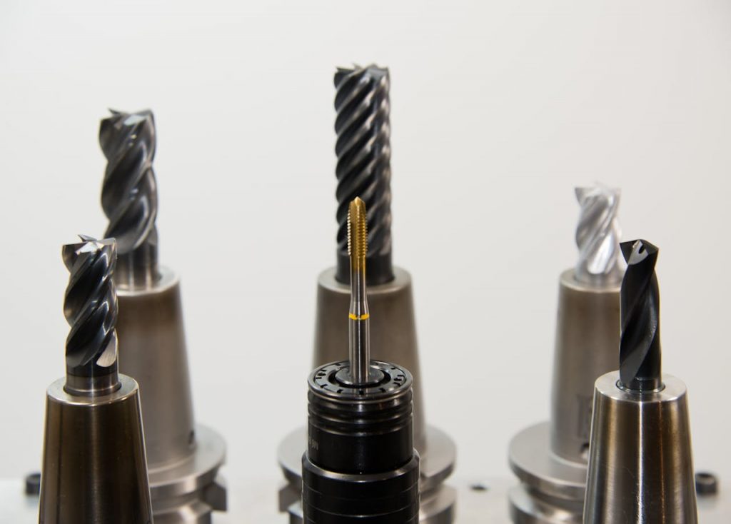 taps-thread-drill-milling-46973 A detailed view of different drill bits used in industrial machining applications.